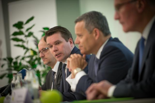 Le partenariat entre Post Finance et Banque Raiffeisen pour l’activité de comptes postaux a été officiellement finalisé ce jeudi. (Photo: Christophe Olinger)
