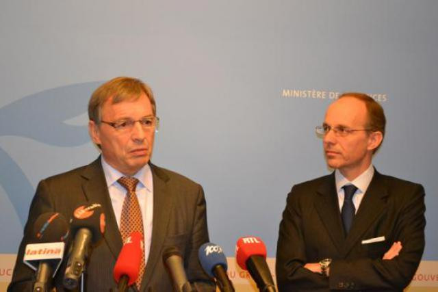 Luc Frieden et  Jeannot Krecké présentent deux projets de fonds d’investissement dans l’économie luxembourgeoise.  (Photo : MECE)
