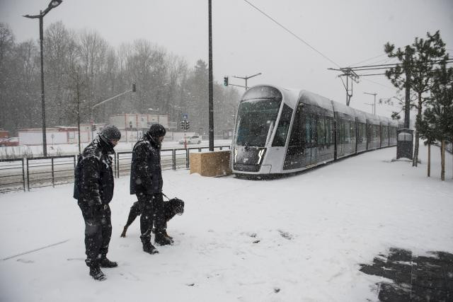 Le tram a fait une petite sortie de rails lundi soir. (Photo: Anthony Dehez)