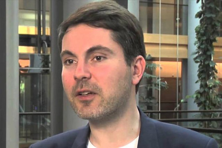 L'eurodéputé allemand Fabio De Masi a encore des questions sans réponse. (Photo: YouTube)