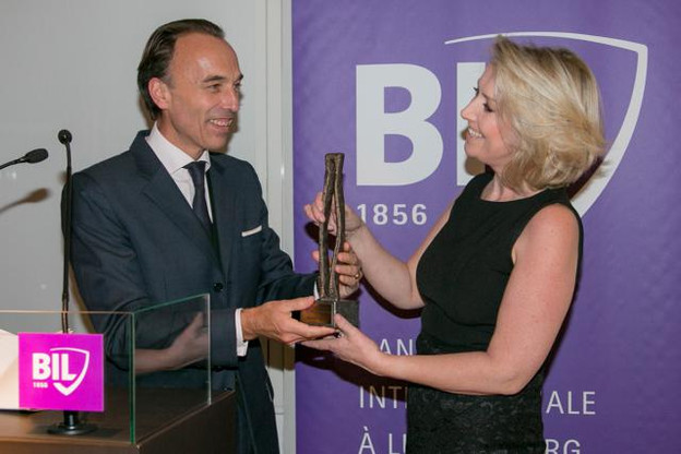 La dernière lauréate en date, Carole Caspari, a reçu son prix des mains de Hugues Delcourt, CEO de la Bil. (Photo: Eric Chenal / archives)