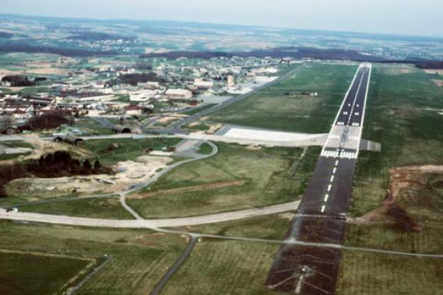 La base de Bitburg, vue du ciel il y a plus de 20 ans. Son avenir passerait-il par Luxembourg ? (Photo  : USAF-Nato)