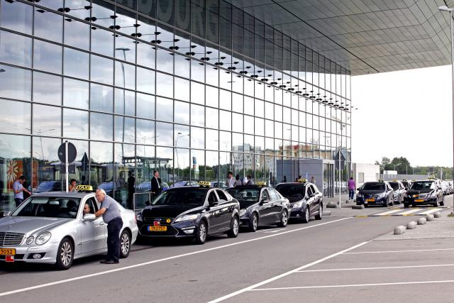 Selon la Fédération des taxis, la sous-location des licences à l'aéroport permet aux propriétaires de gagner entre 1.500 et 2.000 euros par mois. (Photo: Olivier Minaire/archives )