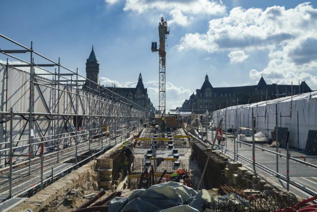 Les voitures et les piétons pourront à nouveau franchir la Pétrusse sur le pont Adolphe entre «l'automne et l'hiver», selon les responsables du chantier. (Photo: Sven Becker)