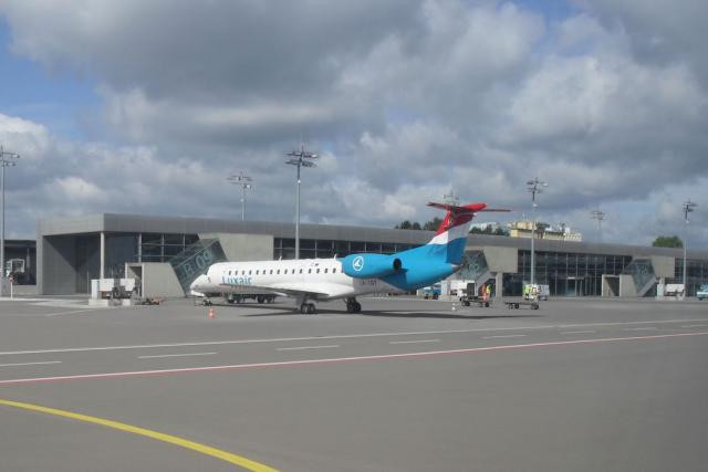 Devant le terminal B, les Q400 remplaceront les anciens Embraer de Luxair, avec d’autres appareils appartenant à d’autres compagnies. (Photo: DR)