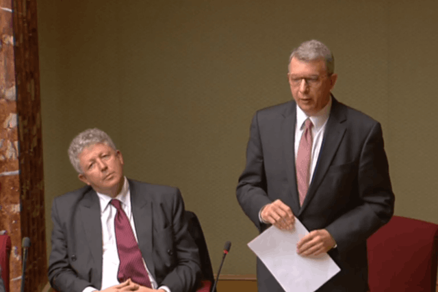 Roy Reding et Fernand Kartheiser ce mercredi à la Chambre. (Capture d'écran : chd.lu)