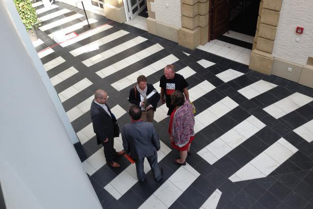L’avocat Me Sam Ries, entouré de Tatiana K., Christian S., Danielle H. et Lucien S. au Palais de justice en septembre. (Photo: Maison moderne / archives)