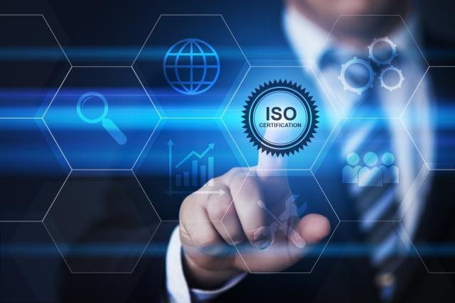 Pour décrocher la certification, une entreprise doit se mettre en conformité avec le cahier des charges de la norme ISO. (Photo: AdobeStock / Sikov)