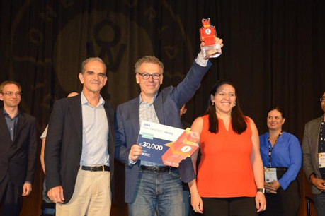 Le fondateur de SnapSwap, Denis Kiselev, lors de la remise du prix à Washington. (Photo: BBVA)