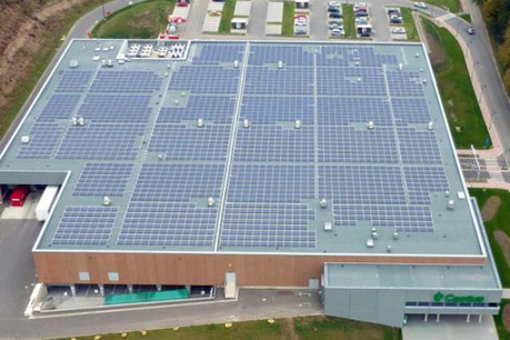 Parmi les réalisations de Solartec, le système photovoltaïque partagé sur le toit du Cactus Redange. (Photo: Solartec)