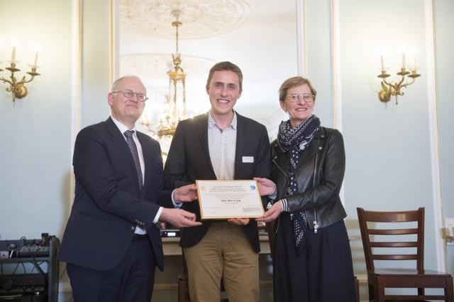 Antoine Hubert a reçu le prix Upgrade des mains de la présidente du jury Christianne Wickler et du gouverneur de la province de Luxembourg, Olivier Schmitz. (Photo: Anthony Dehez)