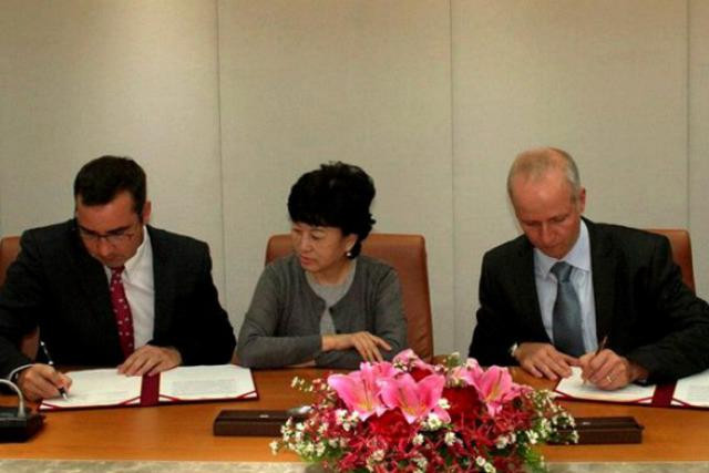 Jérôme Grandidier (à gauche) et Vincent Nicolay ont signé, jeudi dernier, l'accord à Taipei avec Chunghwa Telecom.  (Photo: Telecom Luxembourg Private Operator)