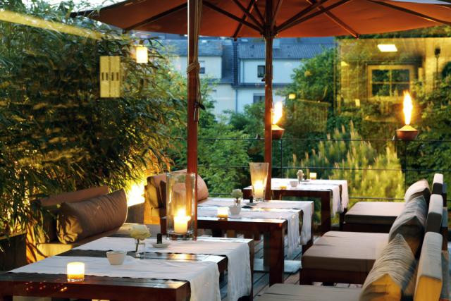 La terrasse du Toit pour Toi, véritable havre gourmand, domine le jardin et l’étang. (Photo: Restaurant Toit pour toi)