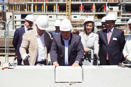 La pose de la première pierre du centre commercial à la Cloche d’Or a eu lieu en présence des acteurs du projet et de représentants politiques. (Photo: Sébastien Goossens)