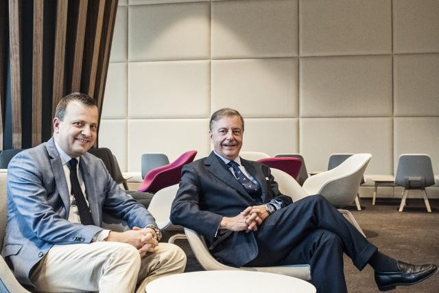 Jean-Marc Ueberecken et Claude Kremer dans le nouvel espace lounge du rez-de-chaussée de la Arendt House. (Photo: Mike Zenari)