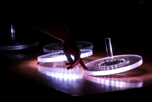 Myriam Bleau propose des toupies contrôlant les sons d’une composition musicale électronique et qui créent en simultané de fabuleux halos lumineux grâce à des LED intégrées. (Photo : Leif Norman)
