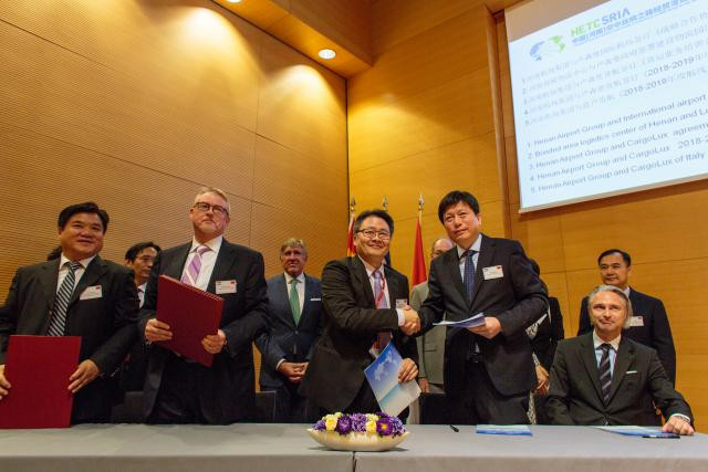 Des accords (ici portant sur Cargolux) ont été signés en marge de la séance organisée à la Chambre de commerce. (Photo: Matic Zorman)