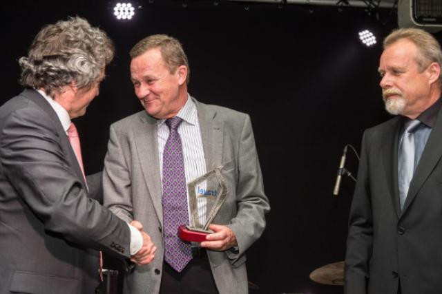 Fernand Brisbois reçoit son prix des mains de Robrecht Willaert (Travel Magazine) (Photo: Charles Caratini)