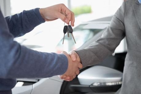 Abdu Gnaba: «La voiture peut être un élément de frustration. Sitôt que l’on possède une voiture, la question que l’on se pose est de savoir quelle sera la prochaine.» (Photo: Shutterstock)