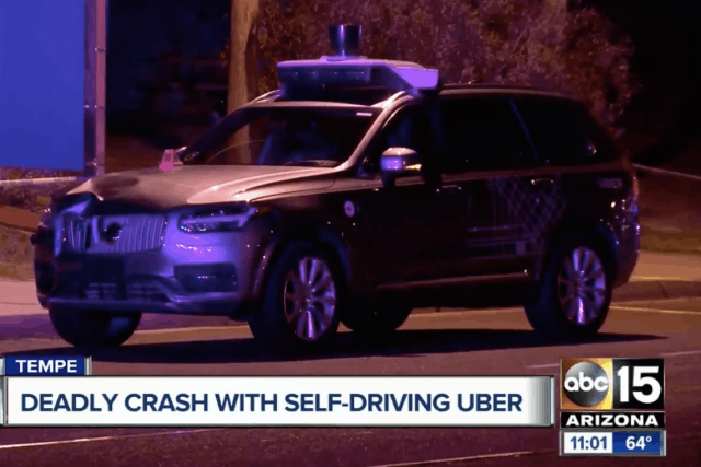 Selon Uber, la collision s’est produite «alors que le véhicule était en mode autonome» et qu’«une femme traversait en dehors des clous».  (Photo: ABC 15)