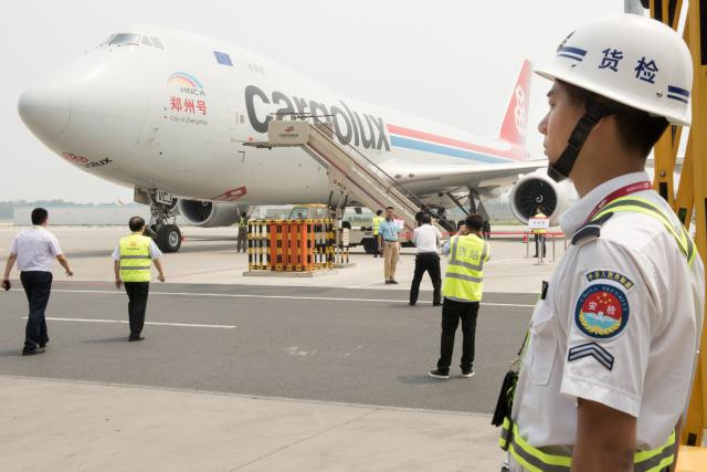 Tant pour Xavier Bettel que pour François Bausch, il a beaucoup été question ce mardi à Zhengzhou, second hub de Cargolux, de transport aérien et de logistique. (Photo: SIP)