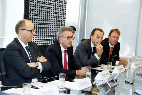 Les grands patrons de la Bil encadraient le ministre Gramegna, pour les discours inauguraux. (Photo : BIL)
