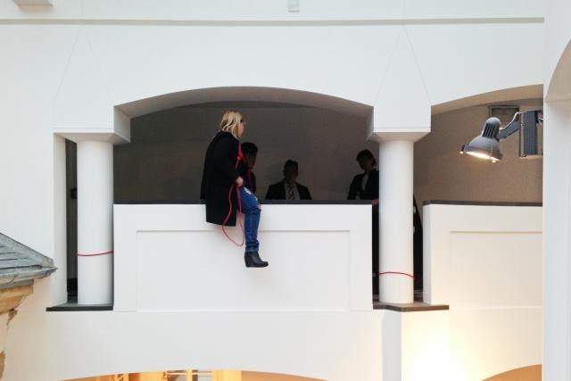 Corde au cou, la femme menaçait de se jeter du troisième étage du Palais de justice. (Photo: DR)