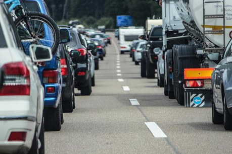 Pour fluidifier la circulation aux heures de pointe, les usagers de certains tronçons autoroutiers en Belgique ont tous accès à la bande d’arrêt d’urgence. (Photo: Licence C.C.)