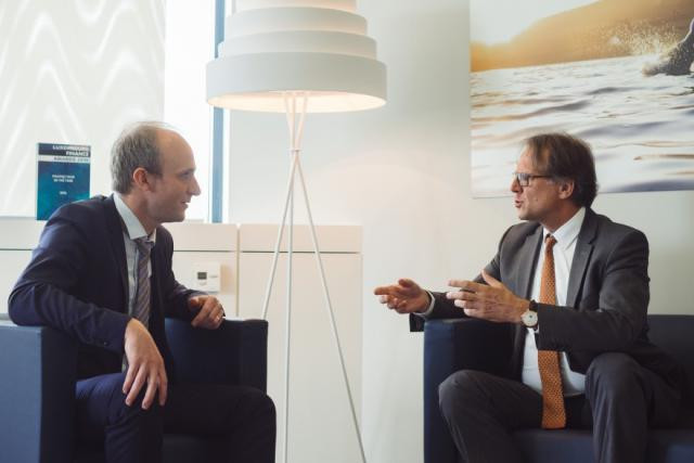 Luc Maquil (CEO de Kyctech, à gauche) en discussion avec Marc Stevens (CEO de OneLife, à droite). (Photo: Sébastien Goossens)