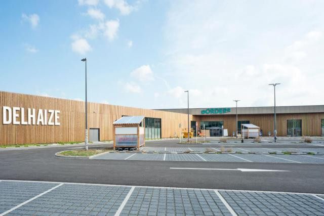 Le nouveau centre commercial Borders présente une façade recouverte de bois. (Photo: Andrés Lejona)