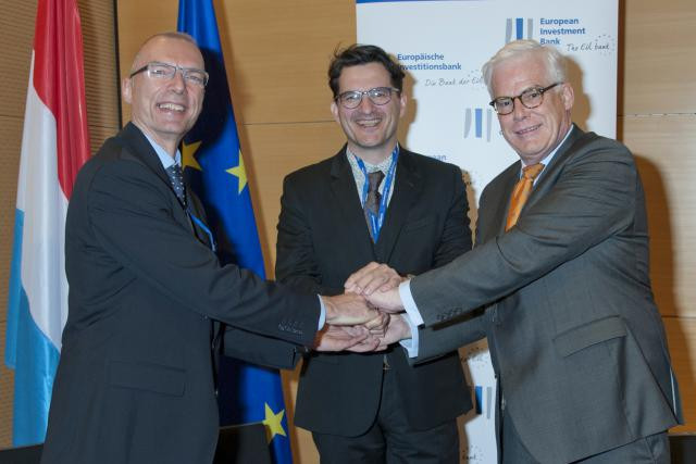 Matthias Wietbrock (Northstar), Arsène Jacoby (Ducroire) et Pim van Bellekom ont paraphé l'accord vendredi. (Photo: EIB Photolibrary)
