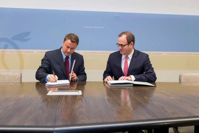 Le Premier ministre Xavier Bettel et Frédéric Genta, délégué interministériel pour la transition numérique monégasque, lors de la signature du partenariat. (Photo: SIP / Jean-Christophe Verhaegen)
