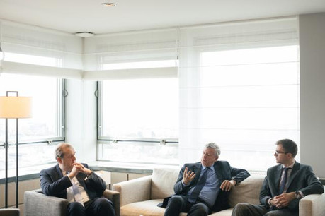 Yves Stein, Paul Scholten et Cédric Lebbege dressent un premier bilan de la collaboration de KBL epb avec Lombard Odier. (Photo: Sébastien Goossens)