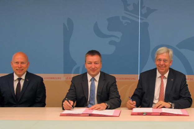 De gauche à droite, Stéphane Pallage, recteur de l’Université du Luxembourg, Marc Hansen, ministre délégué à l’Enseignement supérieur et à la Recherche, et Yves Elsen, président du conseil de gouvernance de l’Université du Luxembourg. (Photo: Ministère de l'Enseignement supérieur et de la Recherche)
