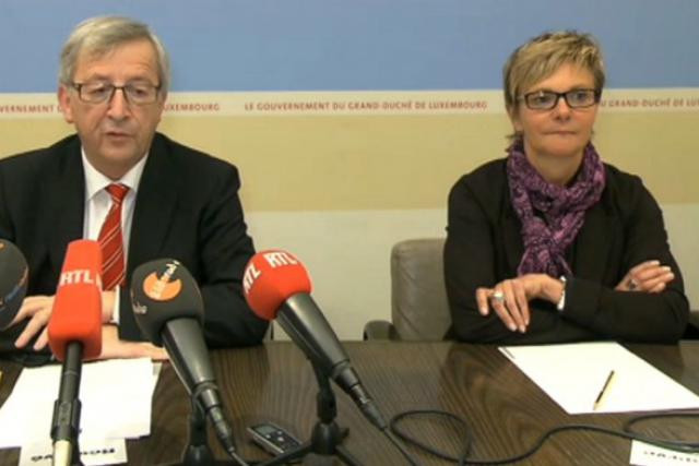 Martine Hansen, aux côtés de Jean-Claude Juncker, samedi, annonce être prête à nager dans le bain où elle a été plongée. (Photo: rtl.lu)