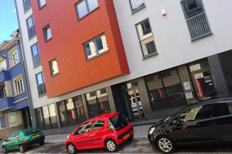 L'immeuble abritant le restaurant de la Stëmm avec, à gauche, l'immeuble pour lequel le propriétaire a saisi la justice. (Photo: paperJam.lu)