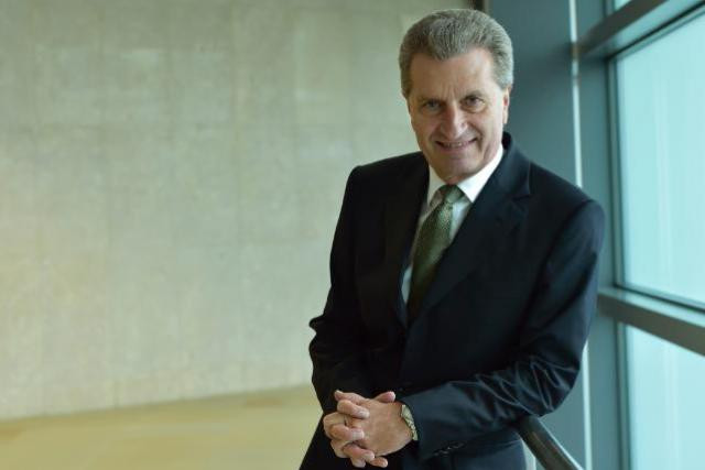 Le commissaire européen en charge de l’économie digitale a confirmé à Étienne Schneider l’arrivée de 130 fonctionnaires au Luxembourg. (Photo: Commission Européenne)