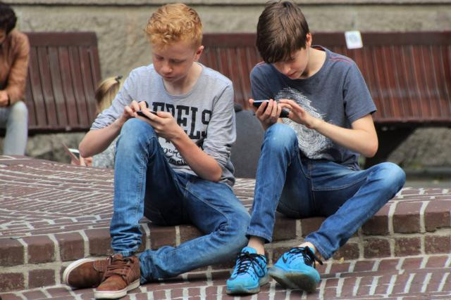 Selon le Pew Research Center, l’addiction au mobile a doublé en trois ans. Près de la moitié des adolescents américains estiment être «en permanence connectés au web». (Photo: Licence C.C.)