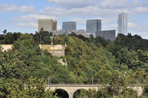 Une troisième tour dorée verra le jour en 2019 afin de permettre le rassemblement des plus de 2.100 personnes qui travaillent pour la Cour de justice, dont la moitié des juristes linguistes. (Photo : Wikimedia commons)