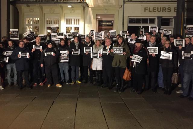Mercredi soir, une centaine de personnes, dont de nombreux journalistes, s'était déjà rassemblée pour une première action de commémoration organisée spontanément via les réseaux sociaux. (Photo: Sven Becker)