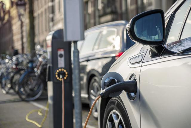 Dotés d’une propulsion «zéro émission», les véhicules électriques sont appelés à jouer un rôle prépondérant dans l’infrastructure des transports de la ville de demain. (Photo: Fotolia / malajscy)