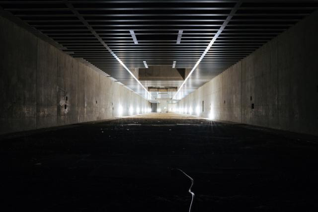 Construite en 2003 pour 35 millions d’euros, la gare ferroviaire souterraine du Findel n’a jamais été terminée. Selon les plans envisagés, le premier niveau devrait accueillir des commerces, le second un data center. (Photo: Sven Becker/Archives)