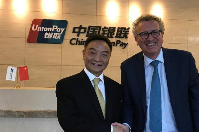 Shi Wenchao, président de China UnionPay, ici avec le ministre des Finances Pierre Gramegna, a décidé d’installer une filiale de son entreprise au Luxembourg pour s’attaquer au marché européen. (Photo: www.gouvernement.lu)
