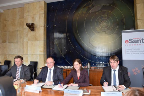Romain Schneider et Lydia Mutsch, ministres respectivement de la Sécurité sociale et de la Santé, ont paraphé fin février le nouveau contrat d'objectifs et de moyens avec Hervé Barge, directeur général de l'agence eSanté. (Photo: Ministère de la Santé)