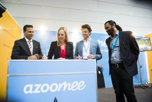 Warrick Cramer (CEO de Tomorrow Street) et Estelle Lloyd (cofondatrice de Azoomee), officialisent leur collaboration depuis Luxexpo The Box. (Photo: Anthony Dehez)