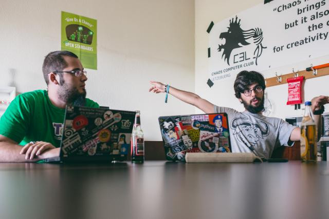 Jan Guth (à droite) et ses acolytes tiennent à l’indépendance et à la neutralité: «Nous ne travaillons qu’avec des organisations qui partagent nos convictions.» (Photo: Sven Becker)