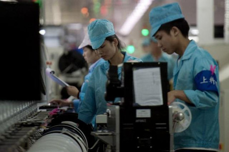 En Chine, des employés portent des casques ou des casquettes dans lesquels sont cachés des capteurs qui analysent leurs ondes cérébrales pendant qu’ils travaillent. (Photo: Nicolas Asfouri/AFP)