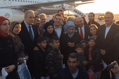 Les 30 premières personnes relocalisées au Luxembourg dans le cadre du plan de relocalisation ont quitté mercredi Athènes, en présence de responsables européens. (Photo: @EP_President/Twitter)