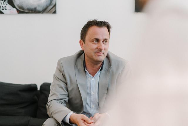 Il est Premier ministre, mais selon le magazine People, il est surtout jeune et séduisant.  (Photo: Maison Moderne / Archives )