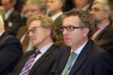 Yves Mersch, ici aux côtés du ministre des Finances Pierre Gramegna, depuis le directoire de la BCE, imagine une consolidation du secteur bancaire. (Photo: Luc Deflorenne / archives)